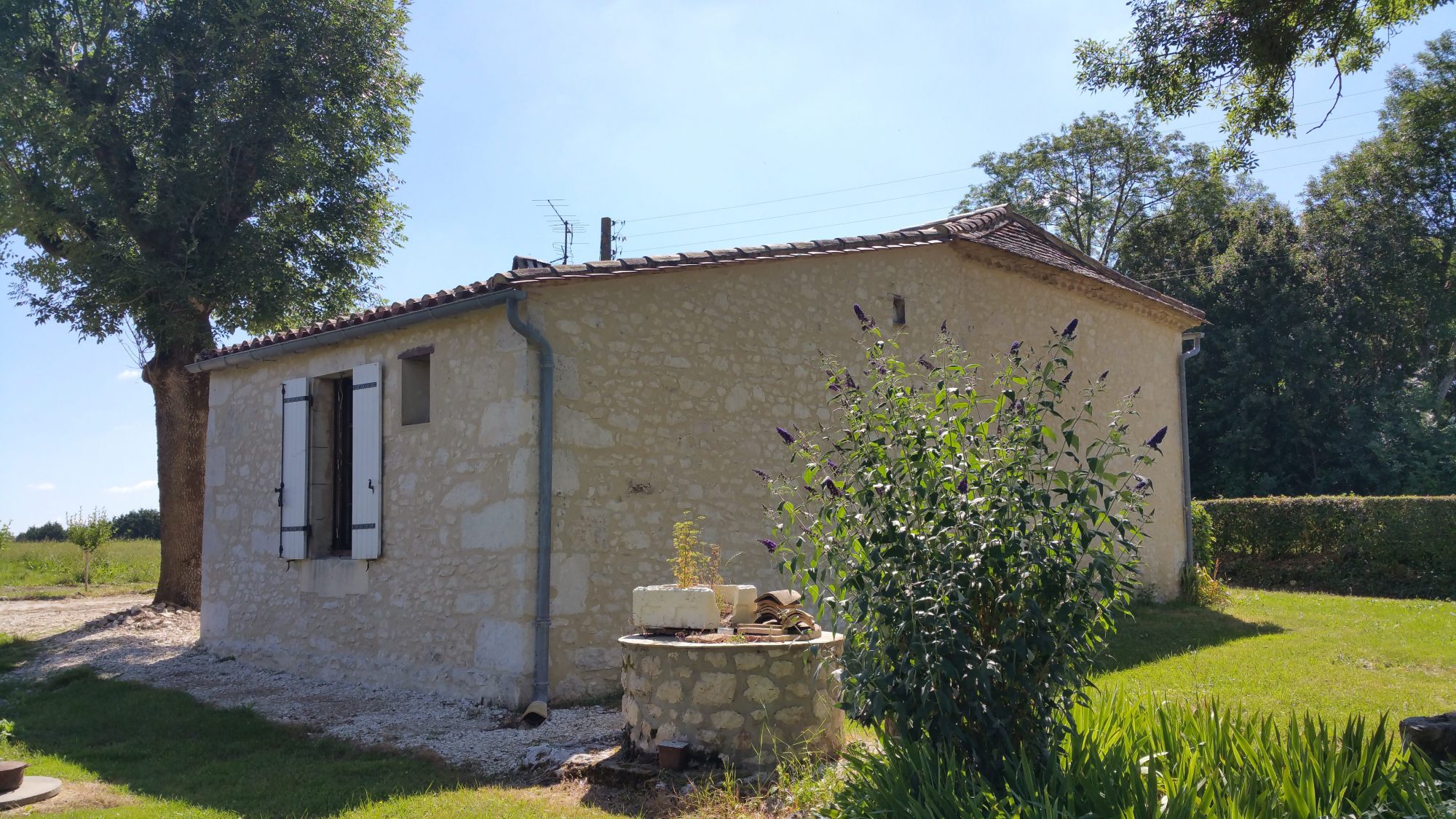 Bâtiment secondaire : faces Nord-Ouest et Sud-Ouest.